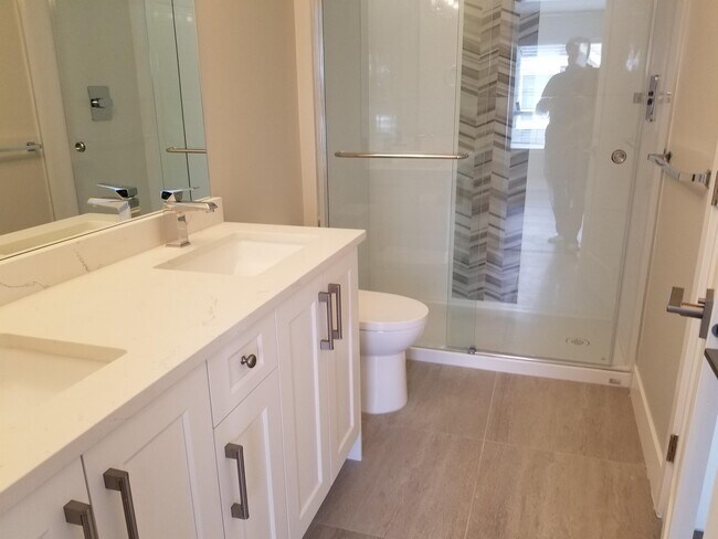 Building Photo - 430 Duncan St