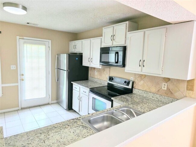 Foto del edificio - 8020 Woodlake Dr