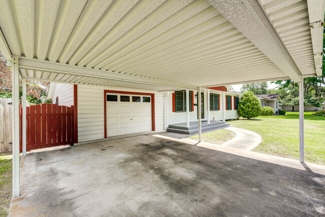 Building Photo - 305 Yaupon St