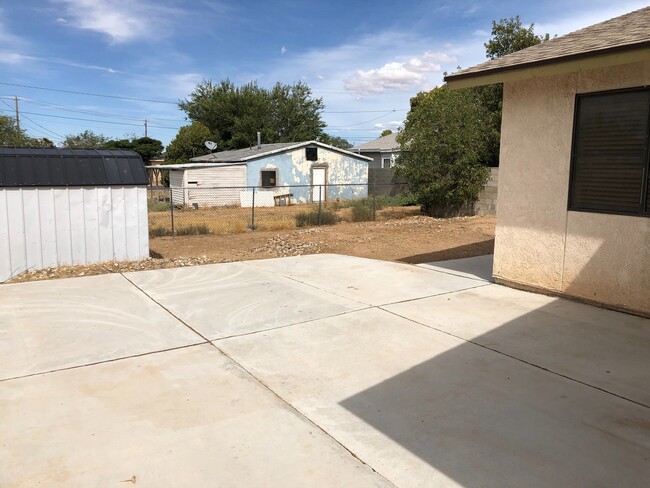 Building Photo - Cute 3 Bedroom 2 Bathroom House in Hualapa...