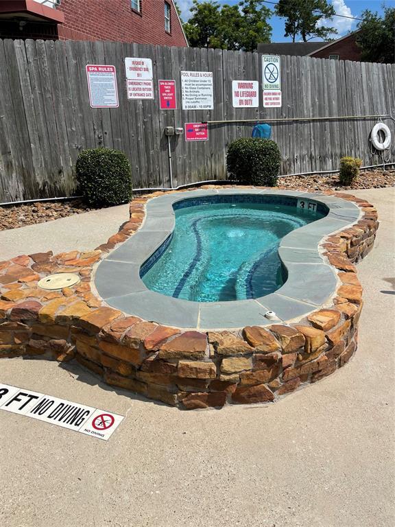 Building Photo - 1408 S Friendswood Dr