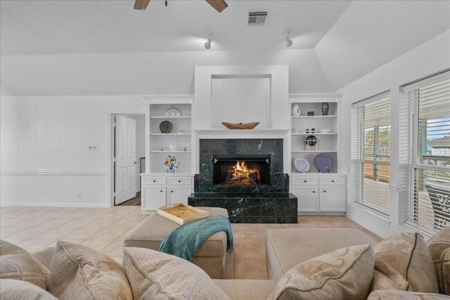 Building Photo - 933 Bonita Dr