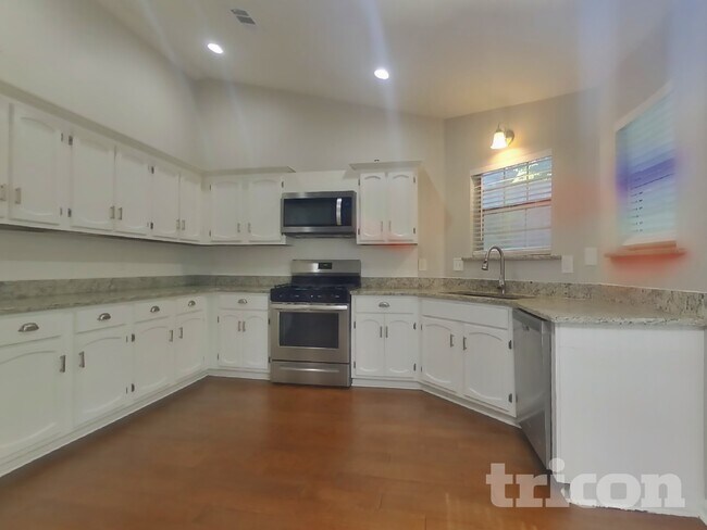 Foto del edificio - 2055 Towne Manor Dr NW