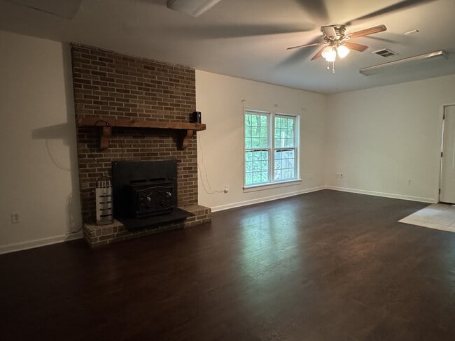 Building Photo - Charming Bungalow for Rent – Quiet Retreat...