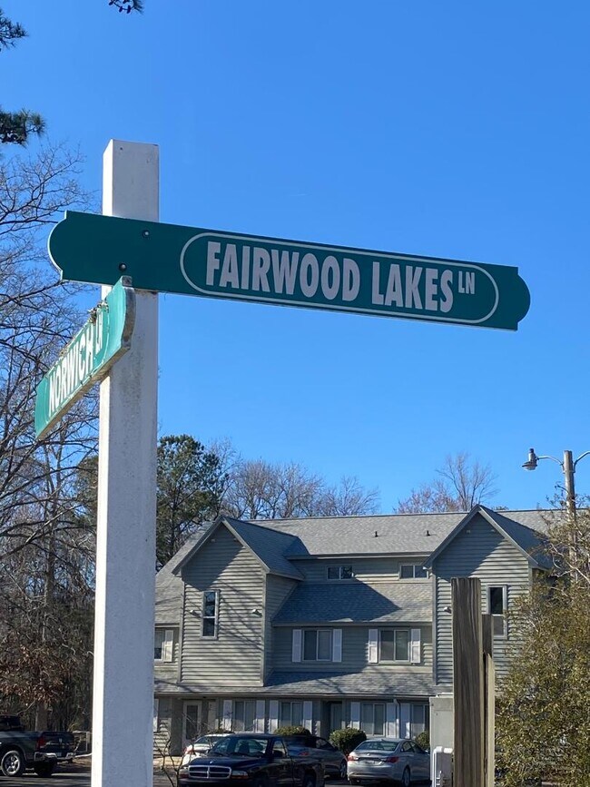 Foto del edificio - 922 Fairwood Lakes Dr
