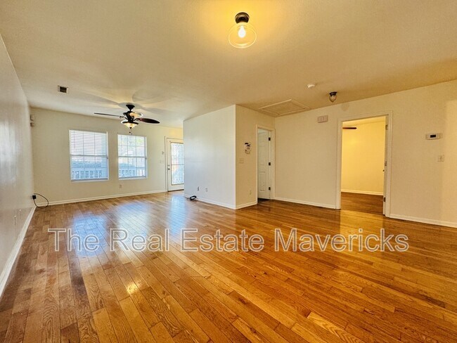 Building Photo - 736 N Holly St