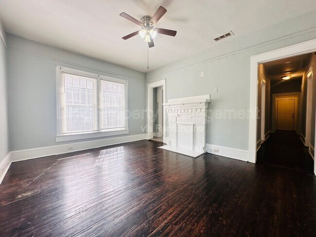 Foto del edificio - 896 Spencer St NW