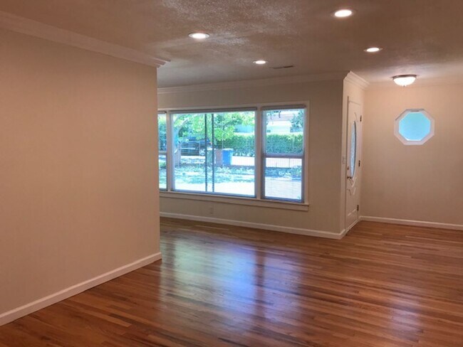 Foto del edificio - Beautiful updated single level S. Walnut Creek home with large yard