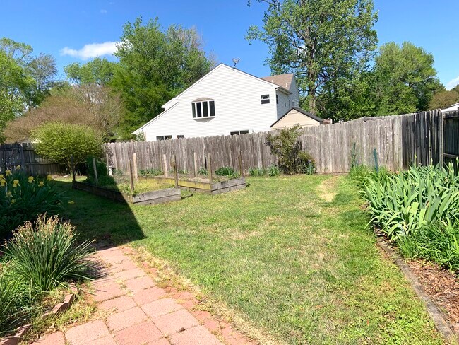 Building Photo - 1400 Bayberry Ct S