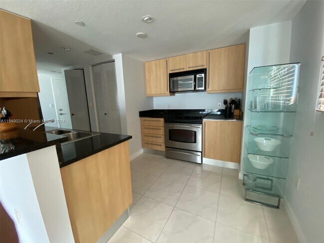 Building Photo - 7600 Collins Ave