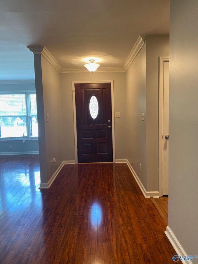 Building Photo - 203 Glenridge Ct SW