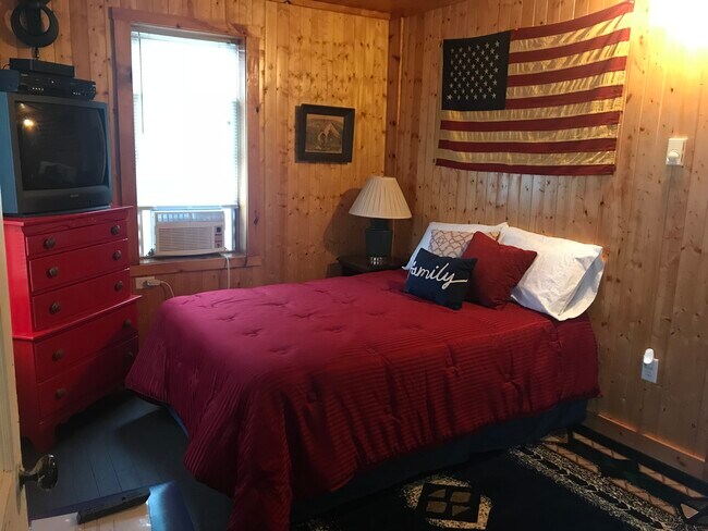 Bedroom - 32 S Washington St