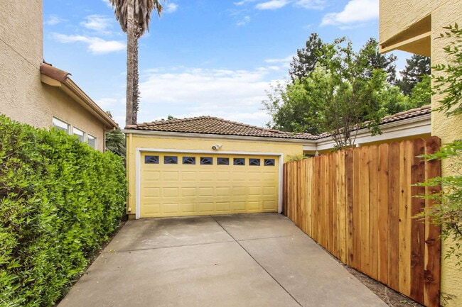 Building Photo - Live in West Davis for Less — Spacious Home, Unbeatable Location, Long-Term Lease Welcome