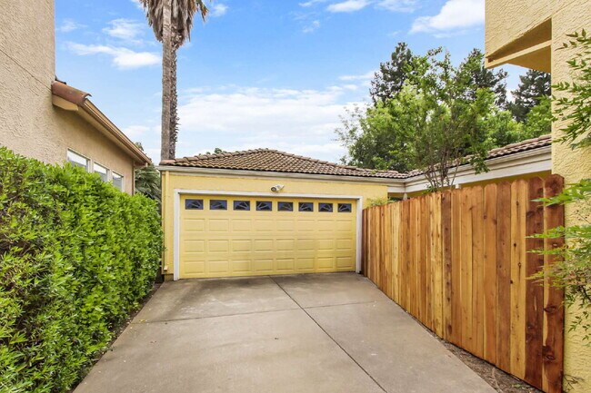 Foto del edificio - Live in West Davis for Less — Spacious Home, Unbeatable Location, Long-Term Lease Welcome