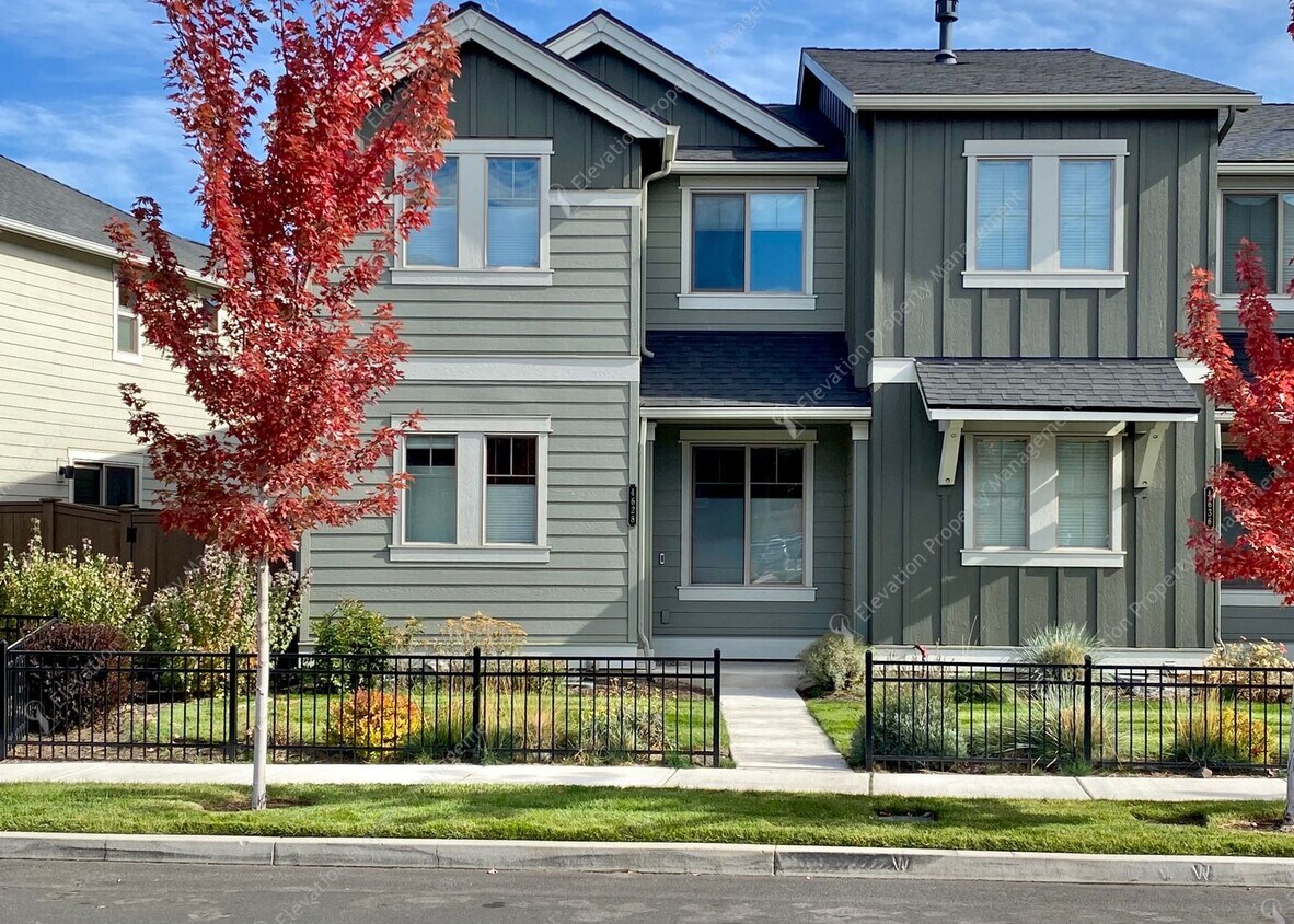 Foto principal - Newer 3BR - 2.5BA Home a Sought-After Redmond Community