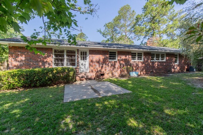 Building Photo - 3 bed 2 bath House