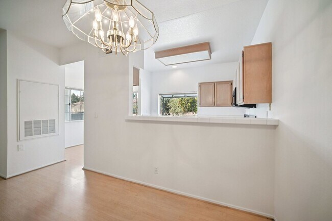 Foto del edificio - Spacious Townhome Located in the Highly Desirable Shadow Ridge Community of Oak Park