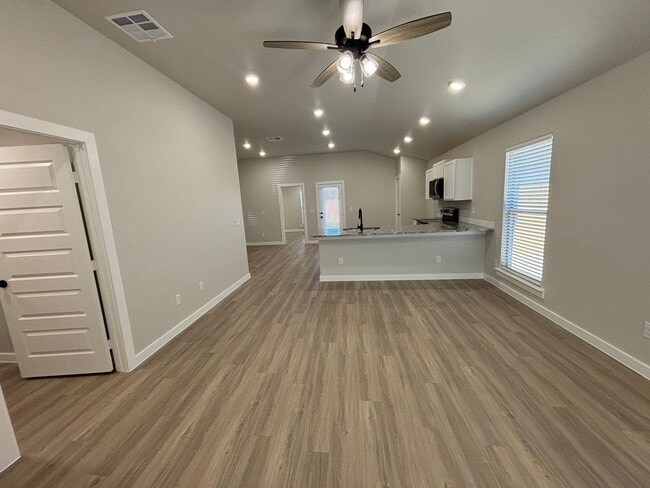 Building Photo - Pre leasing for July, Bell farms!