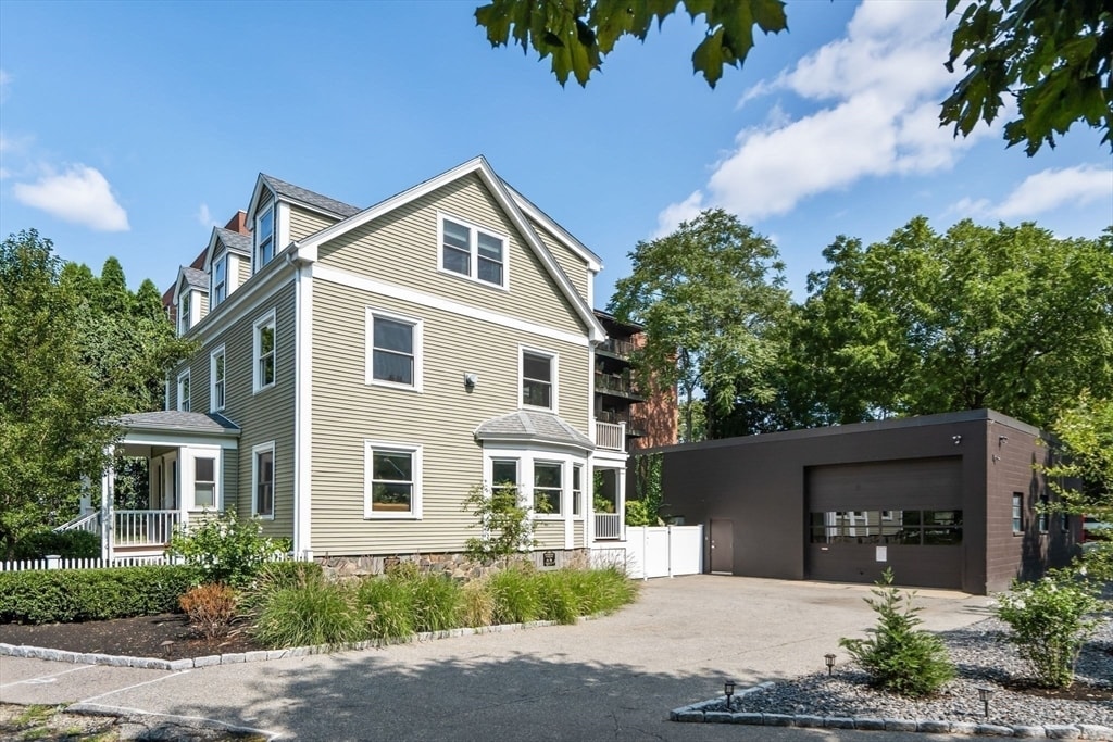 Primary Photo - 20 Pond Ln