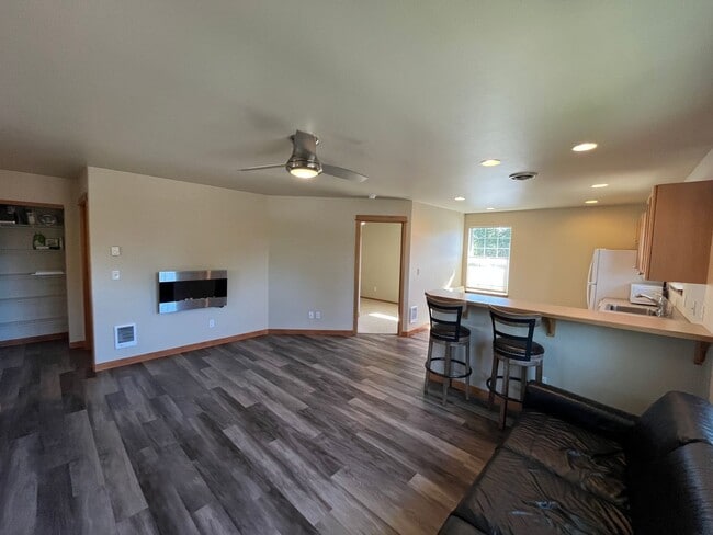 Building Photo - Nicely Update Home in Great Location with Hot Tub Care Included