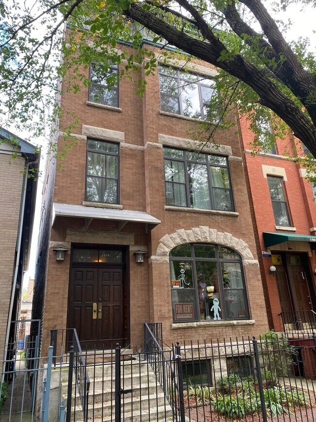Building Photo - 1909 N Sheffield Ave