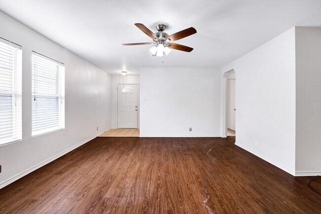 Foto del edificio - Spacious 4 Bed, 2 Bath Home with Open Conc...