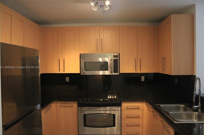 Building Photo - 511 SE 5 Ave