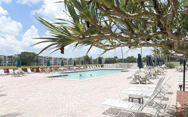 Building Photo - 1811 Sabal Palm Dr