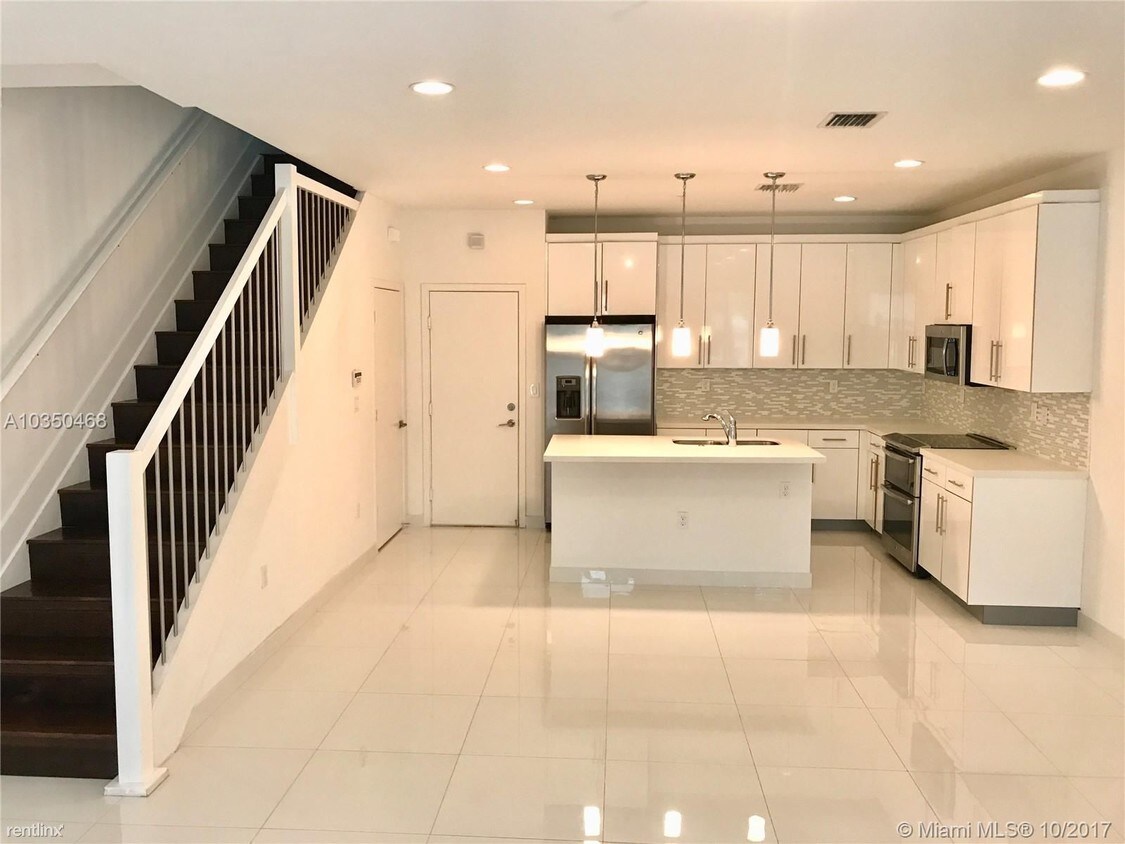 Foto principal - 2630 NE 213th St