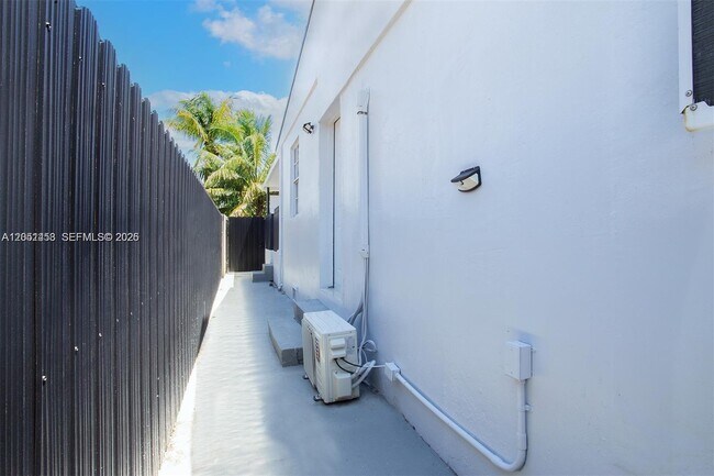 Foto del edificio - 2731 NW 100th St