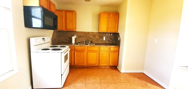 Foto del edificio - Charming 3 bed / 2bath home sitting deep o...