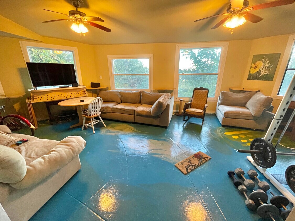 Game room, workout room - 7460 Solonevich Rd