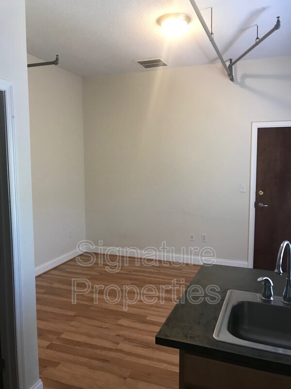 Building Photo - 650 N Lee Hwy