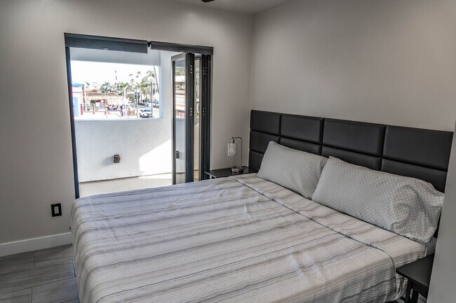 Dormitorio principal 1 con cama king size, balcón y vista al mar. - 7005 La Jolla Blvd