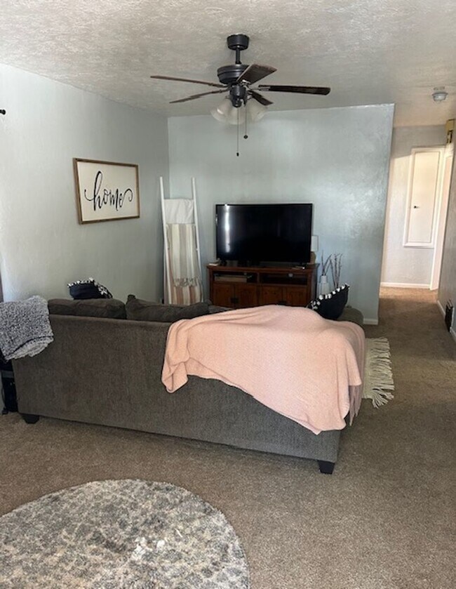Foto del edificio - Charming 2 Bed, 1 Bath Home with Fenced Yard & Garage – Prime Location!