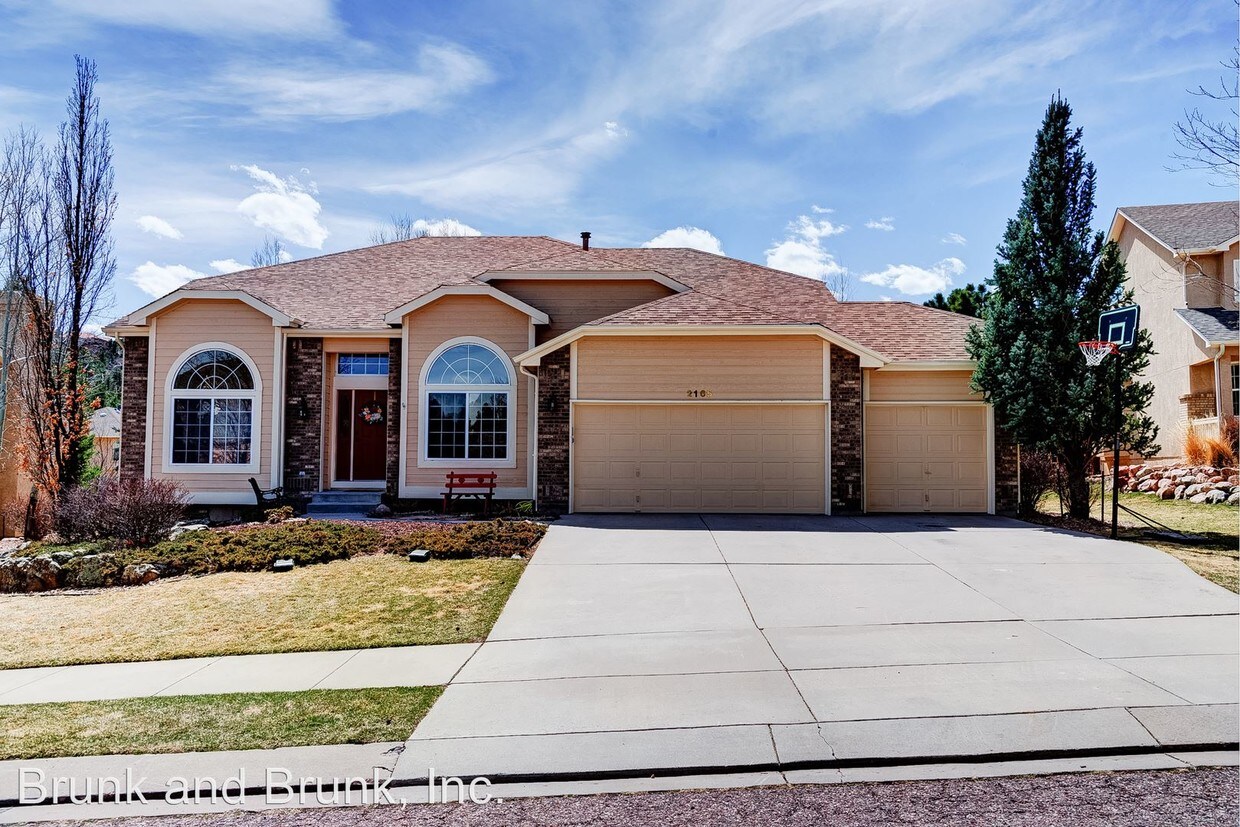 Primary Photo - 6 br, 3.5 bath House - 2165 Hoodoo Drive