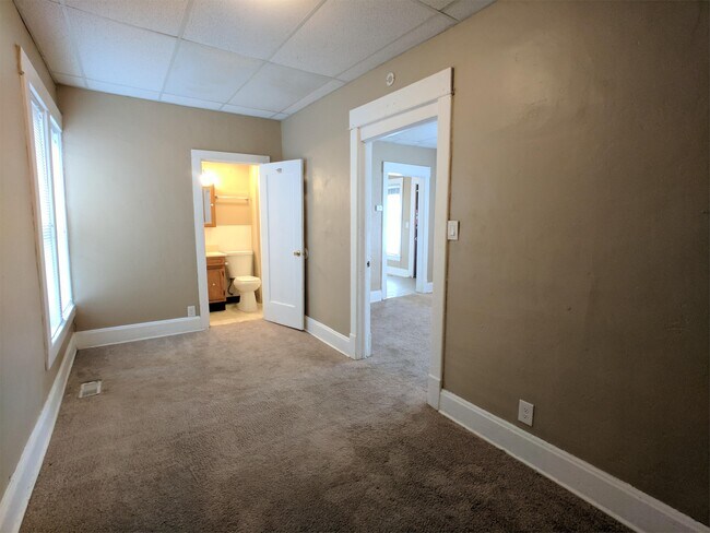 Foto del edificio - 223 E College St