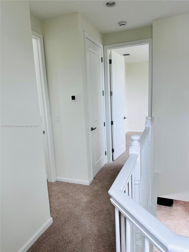 Foto del edificio - 16494 Helix Ct