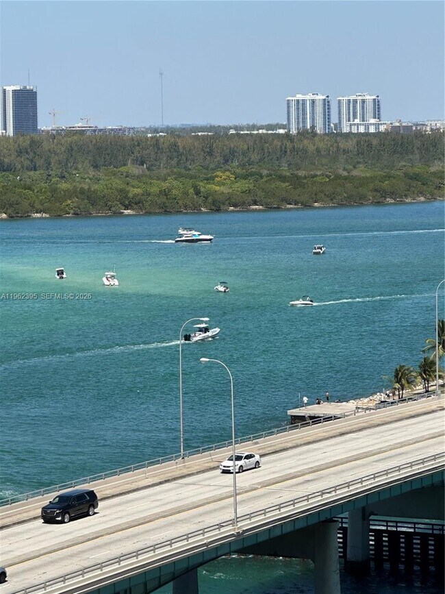 Foto del edificio - 10275 Collins Ave