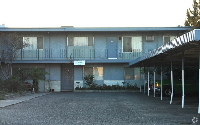 No hay acceso a la parte posterior del edificio y complejo tiene buildinga en cada lado - 2333 Franklin Ave