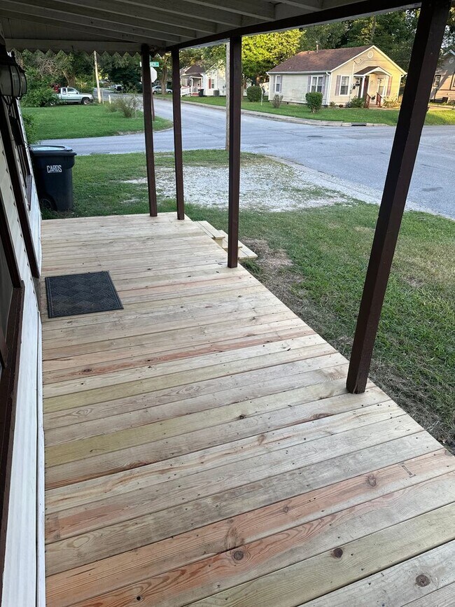 Foto del edificio - 2 Bedroom, 1 Bathroom Home w/ Fenced-In Backyard and Covered Front Porch in Downtown Springdale