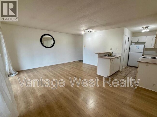 Building Photo - 1761-1761 Pandosy St