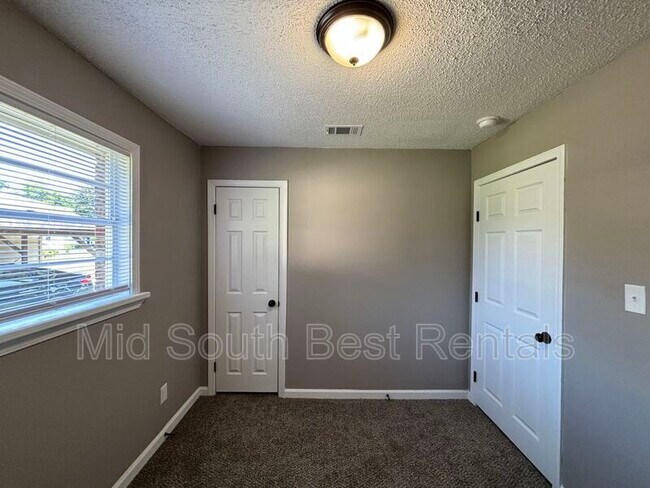 Foto del edificio - 321 Meadow Park Dr
