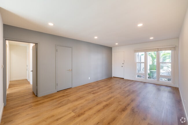 2BR, 2BA - 970SF - Living Room - 1625 Laurel