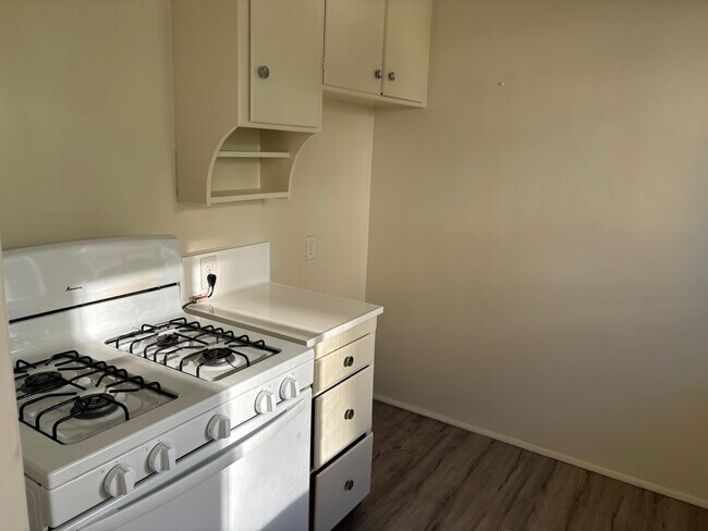 Kitchen - 3901 7th W St