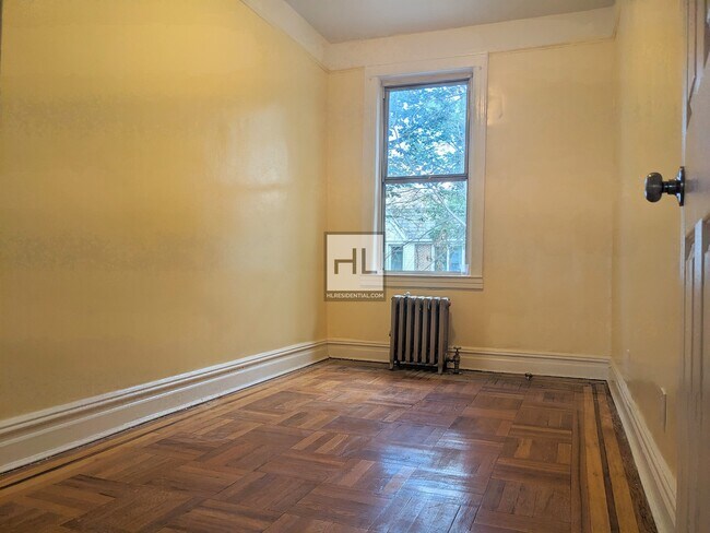 Foto del edificio - Huge, Renovated Sunnyside apartment