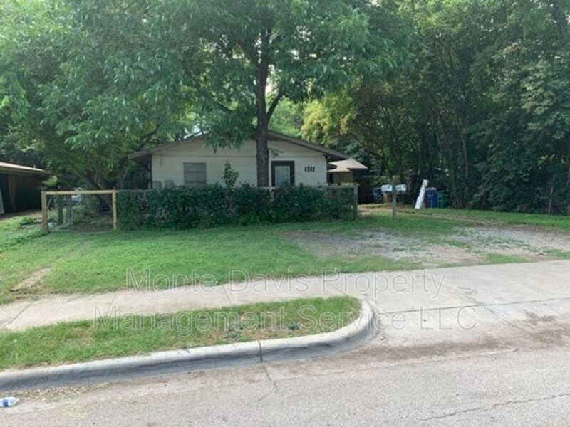 Foto principal - 4708 Red River St