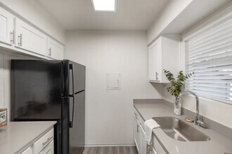 Building Photo - 11715 S Glen Dr