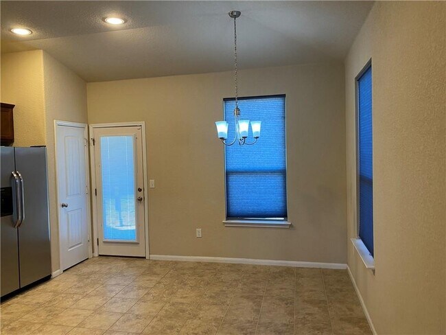 Building Photo - 617 Pinnacle Dr