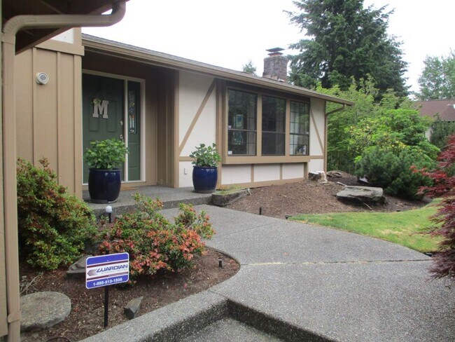 Foto del edificio - 3 Bedroom, 2.5 bathroom split level home in University Place